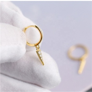 FUAMAY Pendientes de Aro Triangulares con Puntas de <span class=keywords><strong>Plata</strong></span> Sólida 925 Bañados en Oro, Joyería de Circonita, Pendientes Colgantes con Aro Puntiagudo - Product Image 5