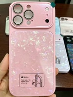 La nueva funda con diseño de concha y lente con patrón, viene con una película protectora para la lente y es anticaída.