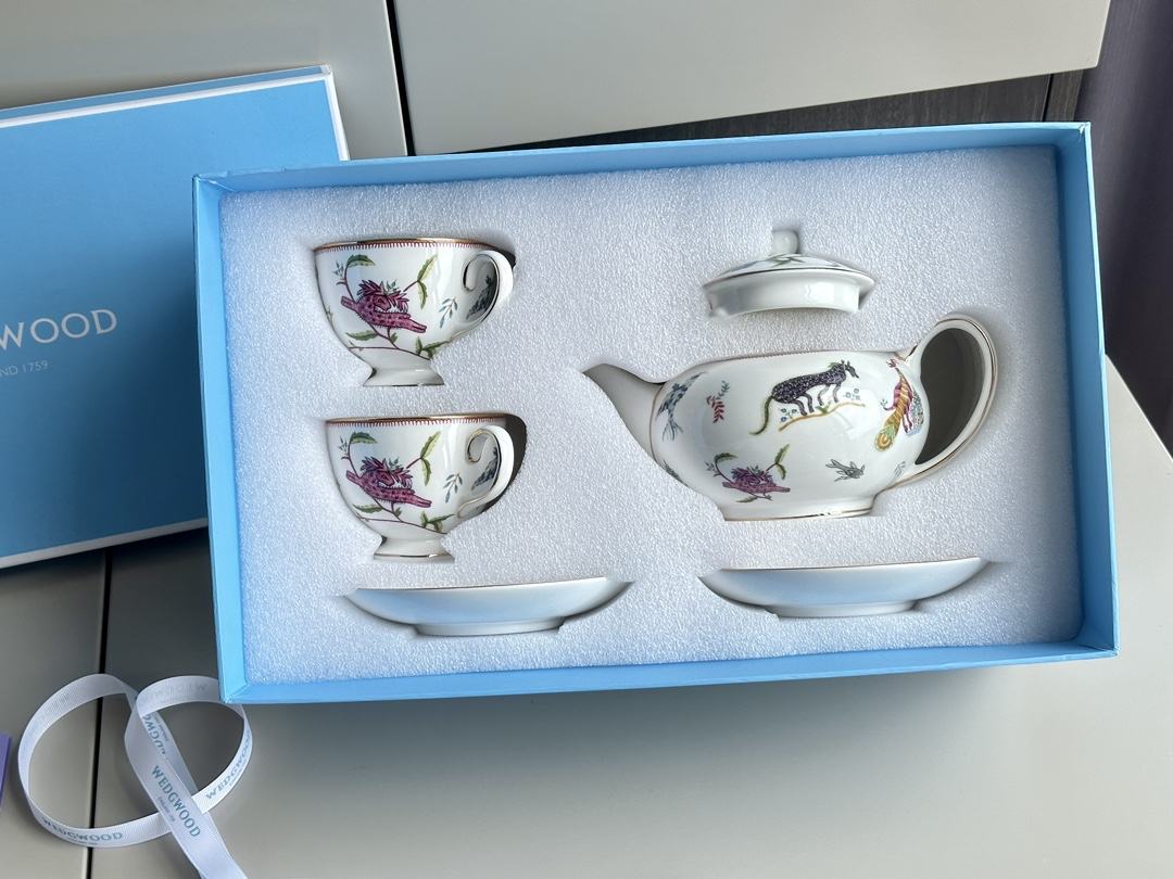 1 pot,2 cup and 2 saucer