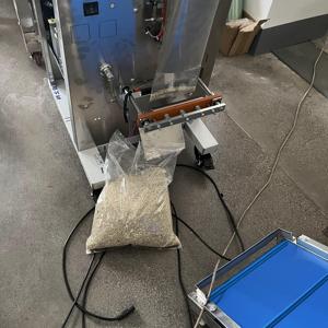 Machine automatique verticale de remplissage et d'emballage de poudres naturelles, petite machine d'emballage de sachets de café et de chips de pommes de terre - Product Image 5