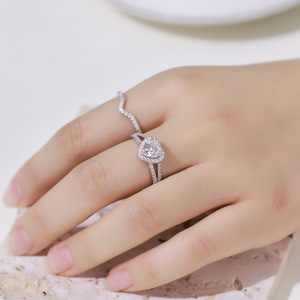 Set di Anelli di Fidanzamento 2 in 1 in Argento Sterling S925 con Moissanite Taglio Cuore Colore <span class=keywords><strong>D</strong></span> VVS1 e Halo - Product Image 5