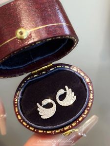 Boucles d'oreilles clous pour femme Xinfly en or 18 carats, diamant naturel rond taillé en forme de cygne 0,22 carat, collection Oiseaux - Product Image 3