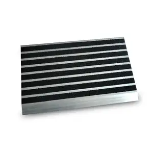 Nez de <span class=keywords><strong>bande</strong></span> de roulement d'escalier en aluminium de sécurité <span class=keywords><strong>antidérapante</strong></span> extérieure avec des bandes de <span class=keywords><strong>carborundum</strong></span> - Product Image 6