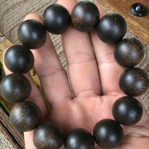 Pulsera de madera de agar con aroma calmante 16MM 18mm Black Oud BeadsAromaterapia Joyería - Product Image 1