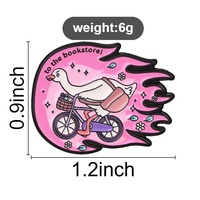 Broche en émail en alliage de zinc, motif canard de dessin animé à vélo, avec slogan 'To The Bookstore', pour la décoration de sacs à dos, vestes, chapeaux et revers