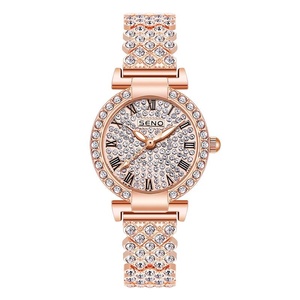 Montre pour femme élégante en or rose, entièrement sertie de diamants, étanche, avec bracelet fin et chiffres romains, mouvement à quartz, vente en gros - Product Image 1