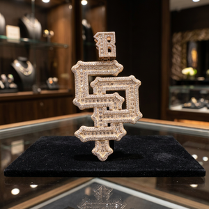 Pendentif de fiançailles en moissanite plaqué or sur mesure RB Gems, nouveau style classique glacé pour bijoux brillants certifiés - Product Image 1