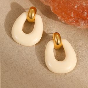 Boucles d'oreilles de luxe en acier inoxydable pour femmes, design coréen, durables, en résine irrégulière dorée, bijoux fins, vente en gros sur mesure - Product Image 3