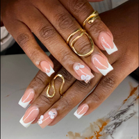 Faux Ongles Courts Carrés Nude Faits Main en Acrylique avec French Manucure Jaune, Décorations 3D Fleurs Roses, Étoiles, Perles et Strass – Lot Complet