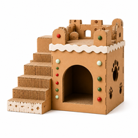 Maison pour chat en carton ondulé, château en pain d'épices avec tourelles sur le toit, escaliers et porte cintrée