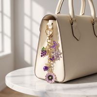 Porte-clés et breloque de sac en métal pour femme, motif marguerite violette, papillon, raisin, fleur, avec fermoir mousqueton en forme de cœur, cadeau