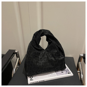 Bolso de mano con estampado de leopardo, versátil y elegante, bolso chic, bolso nube de diseño exclusivo. - Product Image 3