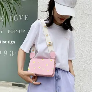 Sac à bandoulière pour femme tendance, sac à bandoulière avec petit motif floral carré, large bandoulière, sac tendance - Product Image 2