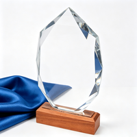 Pas cher Personnalisé Nom Individuel Gravé Haute Qualité Souvenir Cadeau Base En Bois Cristal Prix Plaque De Verre Trophée