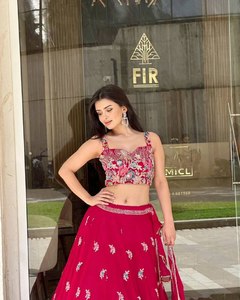 Collection de Lehenga Choli de style moderne, de qualité supérieure, en Faux Gorgette, ornée de fils, de sequins et de Dori, douce, à séchage rapide, pour mariage et fête - Product Image 2