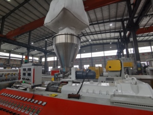 Panel dinding langit-langit PVC co-ekstrusi plastik Decking profil pintu jendela papan busa mesin pembuat inti lembar komponen <span class=keywords><strong>Motor</strong></span> - Product Image 6