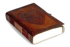 Journal de voyage vintage en relief avec grand cœur fait à la main A5 Journal en cuir à couverture rigide avec fermeture à glissière pour hommes et femmes - Product Image 2