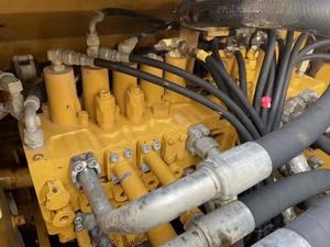 Excavatrice sur chenilles Caterpillar 323D2L d'occasion à prix avantageux, 23 tonnes, modèle 2023, puissance 117 kW, capacité de la benne de 1,3 m³, état parfait - Product Image 5