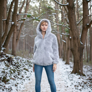 Giacca Invernale da Donna Personalizzata Taglie Forti 2026 in Pelliccia Sintetica Caldo Cappotto con Cappuccio Prezzo di Fabbrica da Shenzhen Lily Cheng - Product Image 1