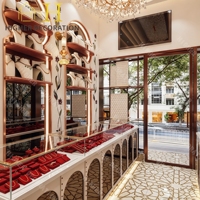 Conception de l'aménagement d'un magasin de bijoux, vitrine à bijoux avec éclairage LED, présentoir de luxe pour bijoux pour magasin de détail