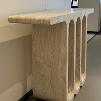 Console moderne de luxe en travertin avec panneau à ouvertures cintrées style bois pour entrée de maison, salon, mobilier d'hôtel