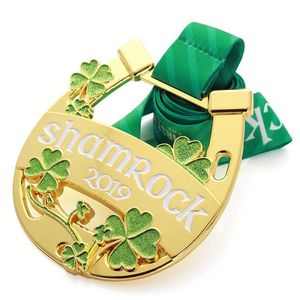Médaille personnalisée en forme de trèfle à quatre feuilles, plaquée or, avec motif trèfle, pour événements sportifs thématiques - Product Image 5