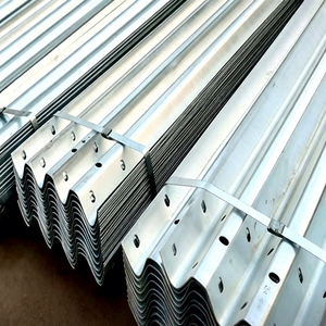 Barrière de sécurité routière en acier Q235 galvanisé à chaud, profilé ondulé, poteau en C, réflecteur de grade diamant, résistance aux impacts M65, fabriqué en Chine - Product Image 1