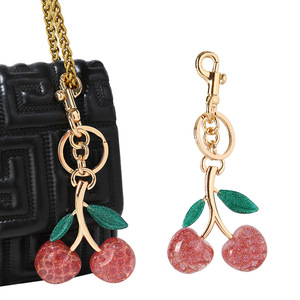 Ciondolo squisito Mengda, portachiavi ciliegia rosa cristallo, ornamento appeso dorato, gioielli in stile caldo transfrontaliero, senso di fascia alta. - Product Image 5