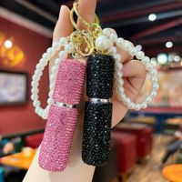 Mini flacon de parfum portable populaire incrusté de diamants, porte-clés avec chaîne de perles et strass, vaporisateur à pression pour accessoire de sac féminin
