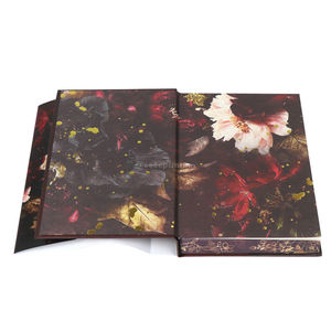 Libro de Tapa Dura de Edición Especial con Páginas de Colores, Bordes Pintados con Patrón, Acabado de Cubierta con Lámina y Impresión Offset - Product Image 5