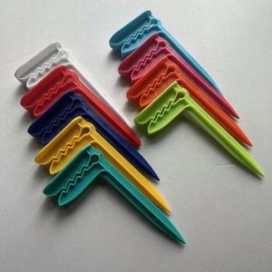 Pinces à serviettes de plage – Pinces en plastique coupe-vent avec design personnalisé, forme carrée, pour chaises de plage, transats et couvertures de pique-nique - Product Image 2
