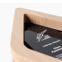 Plaque d'affichage personnalisée en bois et acrylique avec gravure sur mesure pour la reconnaissance des réalisations d'entreprise et la reconnaissance des employés
