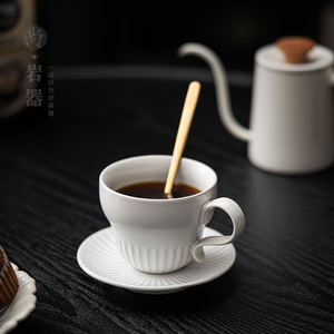 Ensemble tasse à café en céramique blanche avec soucoupe, forme ronde, style rétro luxueux pour le thé de l'après-midi, origine Dehua - Product Image 3