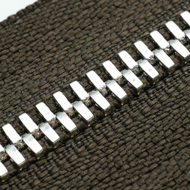 ผ้าสีกาแฟเข้ม + ฟันสีเงิน