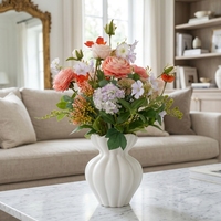 Künstlicher Blumenstrauß mit Korallen-Ranunkeln, Flieder-Hortensien, Gemischte Orange-Rosen und Weißer Geriffelter Kürbisanlage