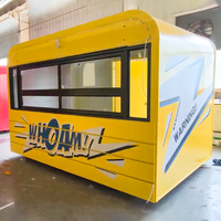 Kiosque alimentaire robuste jaune vif à toit courbé avec grande fenêtre de service coulissante transparente, imprimé sur mesure, et villa rayée rétractable