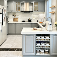 Îlot de cuisine moderne modulaire personnalisé avec plan de travail en panneau mélaminé et finition laquée vert clair mat
