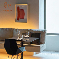 Ensemble de meubles de restaurant, café et bar moderne, tables à manger foncées avec des chaises simples noires et un canapé en tissu clair