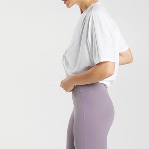 2023 T-Shirt noir surdimensionné respirant de haute qualité pour femmes col rond imprimé personnalisé avec décoration de bouton en vente à bas prix - Product Image 4