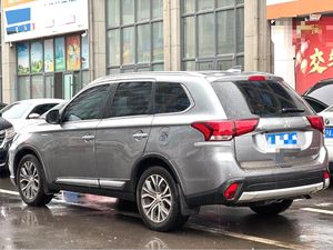 <span class=keywords><strong>Mitsubishi</strong></span> <span class=keywords><strong>Outlander</strong></span> 2018, SUV 7 places, sièges en cuir, transmission automatique, moteur essence 2.0L, 2 roues motrices, caméra de recul, pneus R16 - Product Image 5