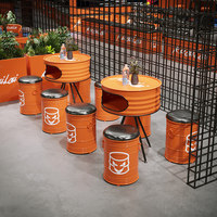 Ensemble de mobilier de bar commercial tendance : table et chaises en forme de fût d'huile, tabourets de rangement, style industriel en fer, pour extérieur