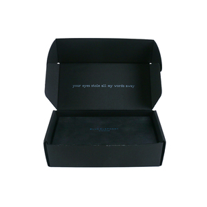 Grande boîte postale d'expédition Mayte noire personnalisable en carton ondulé de la manufacture avec logo en relief en tissu coloré - Product Image 1