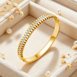 Bracelet manchette élégant à double rangée de cristaux larges de 8 mm en acier inoxydable plaqué or inaltérable pour femmes et jeunes filles, idéal pour le quotidien ou comme cadeau - Product Image 2