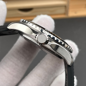 Montre de sport élégante d'inspiration aéronautique pour homme, à porter au quotidien. - Product Image 4