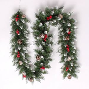 Guirlande de Noël décorative en PVC blanc de 2,7 m avec pommes de pin et fruits rouges, idéale pour vitrine de centre commercial - Product Image 4