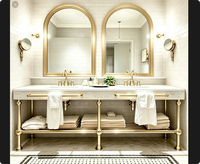 Meuble de salle de bain de luxe sur mesure en laiton doré antique pour lavabo en marbre blanc de Carrare, console côtelée et vasque intégrée