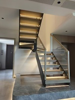 Escalier droit moderne d'intérieur à double poutre latérale avec garde-corps en verre trempé, acier galvanisé, marbre, métal, granit