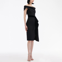 ZYHT 74001 Robe de bureau pour femmes, robe de carrière, robe d'été à manches courtes, robe à volants plissée, robe noire unie, longueur genoux, épaules dénudées