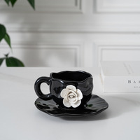 Tasse à café en céramique tendance de 300 ml, tasse à thé en porcelaine noire rétro et soucoupe, mug à café en céramique de 10 oz avec rose blanche pour cadeau