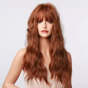 Vente en gros de perruques de fête Cosplay en fibre résistante à la chaleur à usage quotidien perruques synthétiques longues ondulées rouge brun avec frange